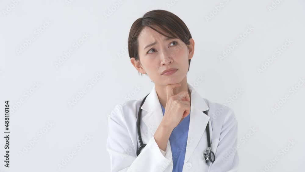 悩む医師・女性 悩む医師・女性