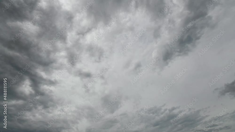 Grauer Himmel mit Wolkenfetzen und Stratusbewölkung Grauer Himmel mit Wolkenfetzen und Stratusbewölkung