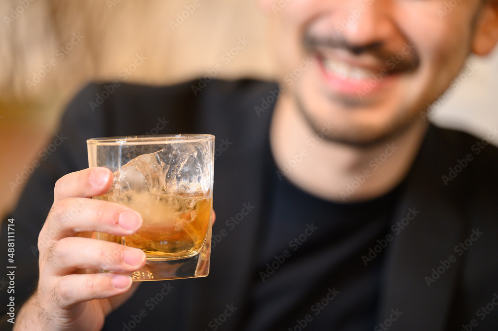 ウィスキーをバーで飲む男性 乾杯 アップ 顔無し ウィスキーをバーで飲む男性 乾杯 アップ 顔無し
