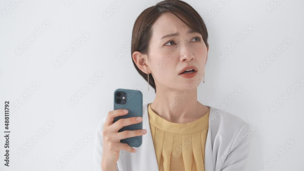 スマートフォン・悩む女性 スマートフォン・悩む女性