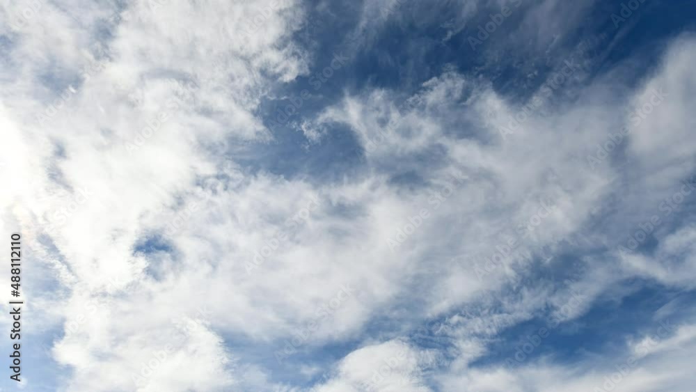 Schleierbewölkung zieht über den blauen Himmel Schleierbewölkung zieht über den blauen Himmel