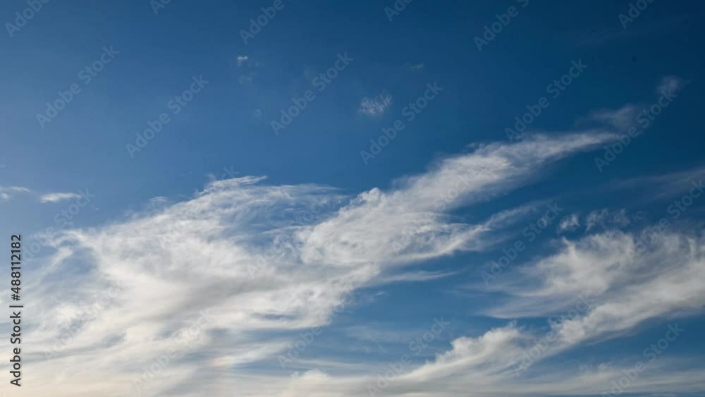 Vorbeiziehende Eiswolken in großer Höhe im Zeitraffer
Vorbeiziehende Eiswolken in großer Höhe im Zeitraffer