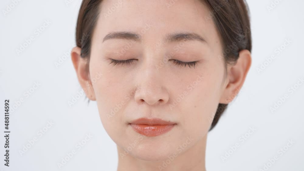 目を開く女性・4K