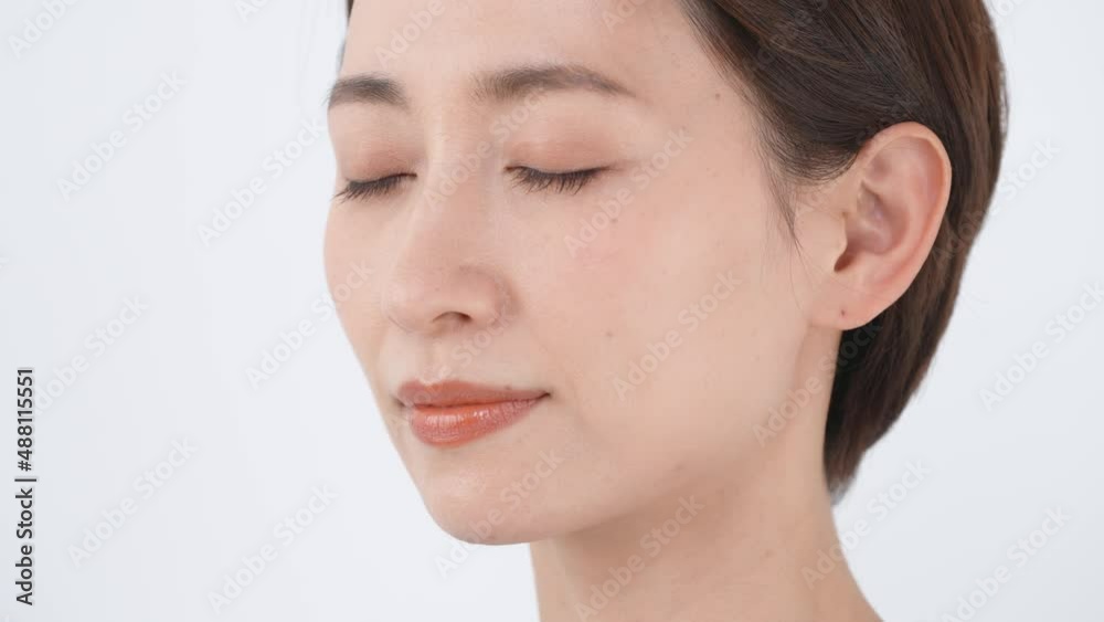 目を開く女性・4K