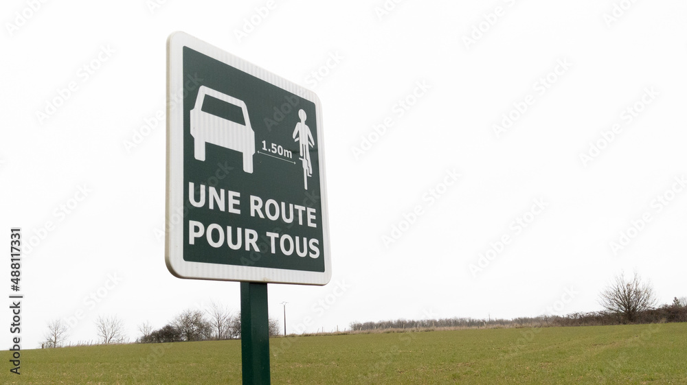 une route pour tous french text means translate : road sharing cars and bikes