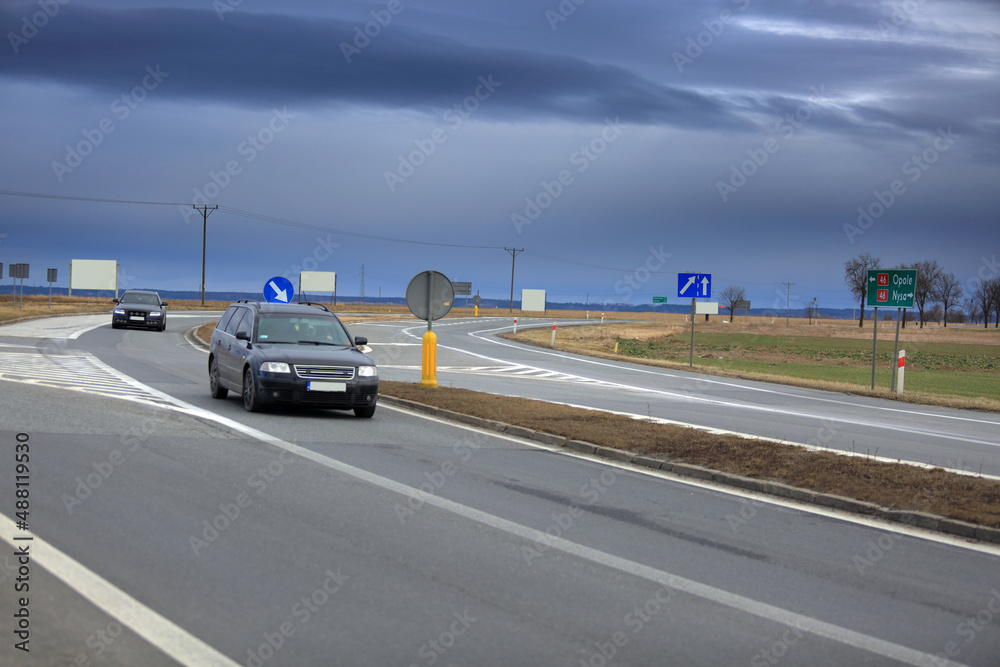 Fototapeta premium Samochody na skrzyżowaniu, rondzie, trasie ekspresowej.