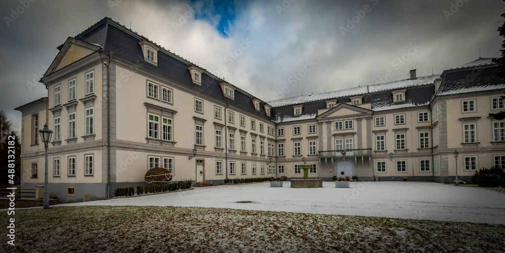 Obraz premium Tachov castle with art school in winter cold snowy day