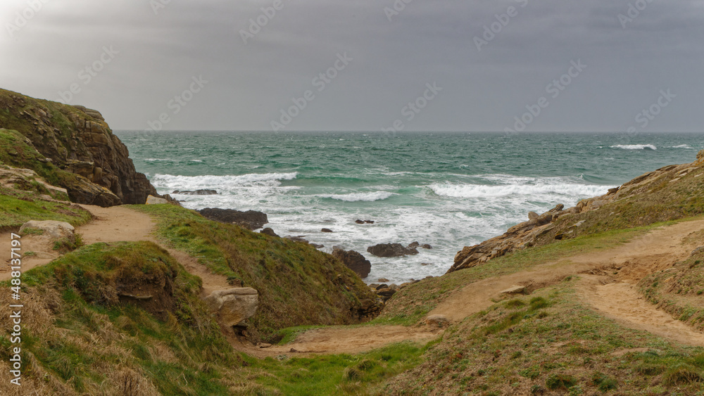 La côte sauvage de Quiberon en Bretagne où l'on peut voir la mer entre les rochers 
