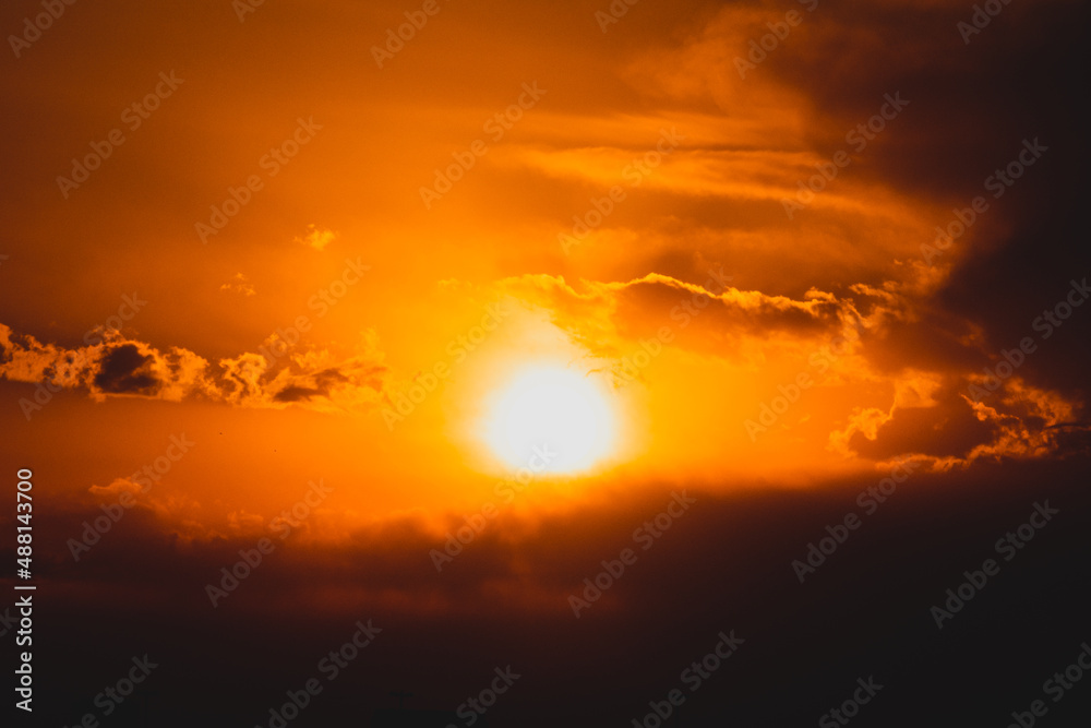 暑い雲に隠れる前の太陽と夕焼け空