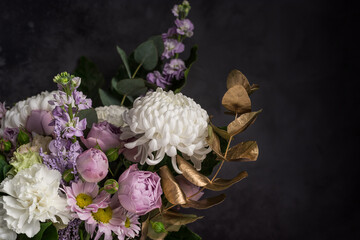 Papier peint photo Magasin de fleurs Chrysanthèmes roses et feuilles dorées  © Mila Naumova