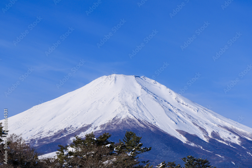 美しい冬の富士山と青い空