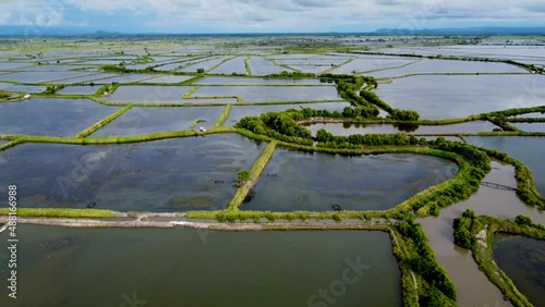 Wallpaper Mural Pinrang, Sulawesi Selatan Indonesia.
View of the beach and pond in Langnga village.
13 February 2022 Torontodigital.ca