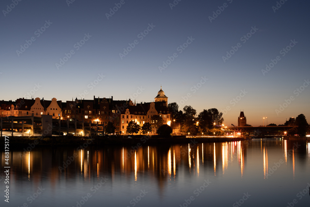 Silhouette von Lübeck im Abendlicht