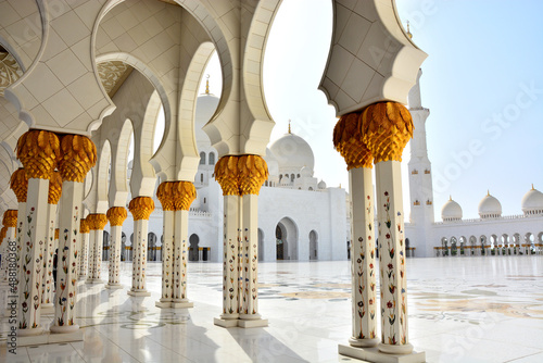 Tableau sur toile Sheikh Zayed Grand Mosque, world's largest mosque located in Abu Dhabi,