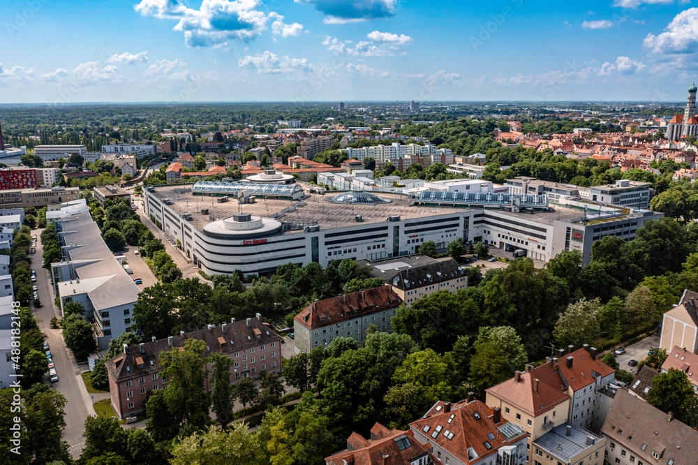 Luftbild der City - Galerie Augsburg in der Jakobervorstadt, einem gigantischen Einkaufszentrum, ein Konsumtempel erster Güte im Sommer 2021