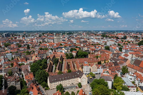 Luftbild der Fuggerei Augsburg im Sommer 2021 mit Blick auf u. a. Rathaus und Perlachturm