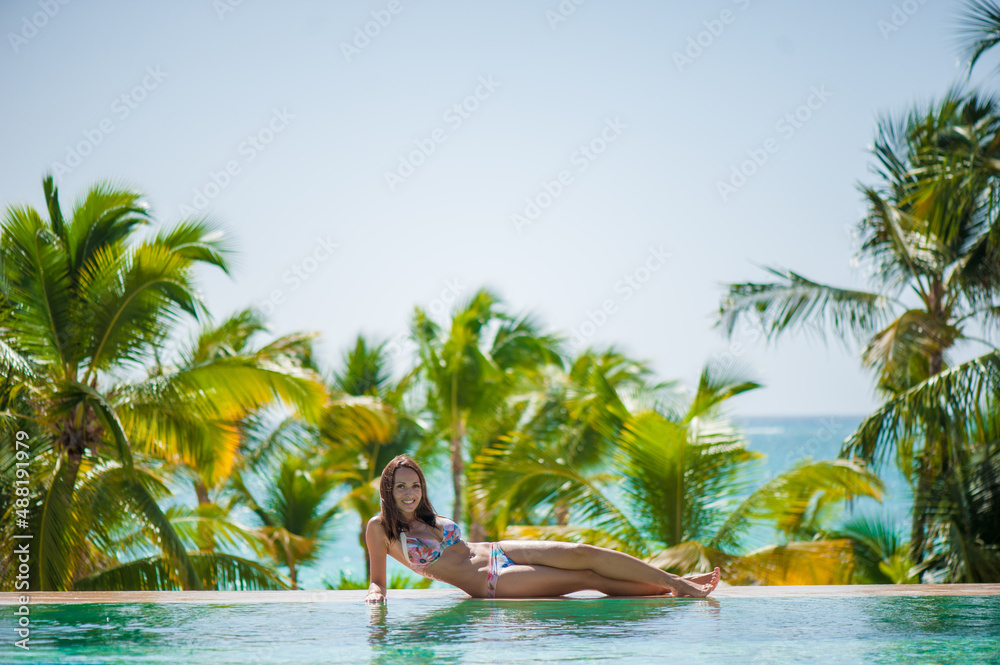 Obraz premium woman relaxing in the pool