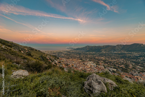 Photos Vista da un punto panoramico sulla città di Palermo al crepuscolo, Sicilia