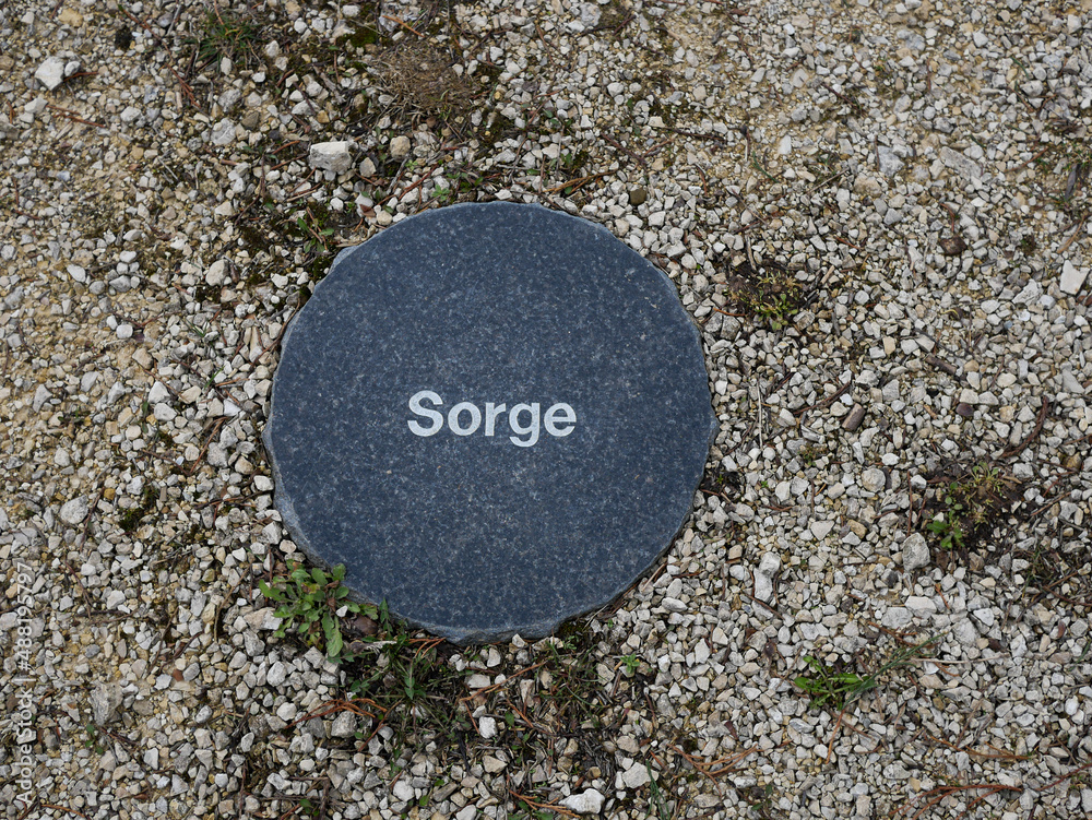 Grauer Stein beschriftet mit dem Gefühl Sorge. Grauer Stein beschriftet mit dem Gefühl Sorge.