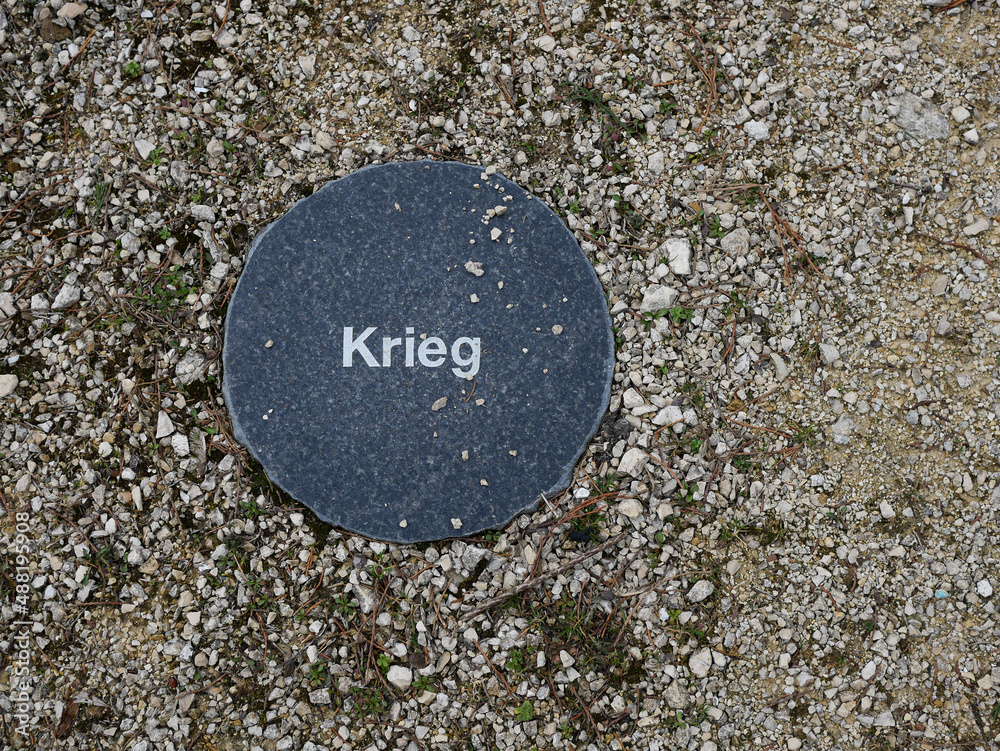 Stein beschriftet mit dem Wort Krieg. Stein beschriftet mit dem Wort Krieg.