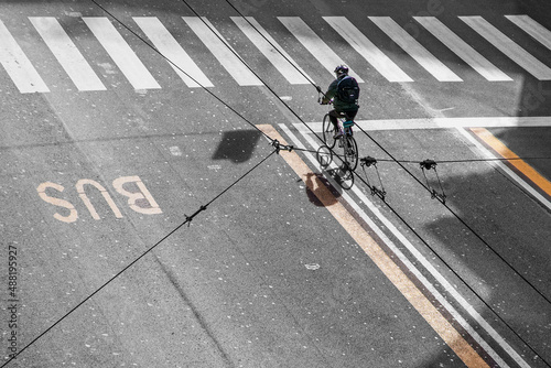 Un ciclista equilibrista corre sul filo, ma è soltanto un'illusione ottica photo