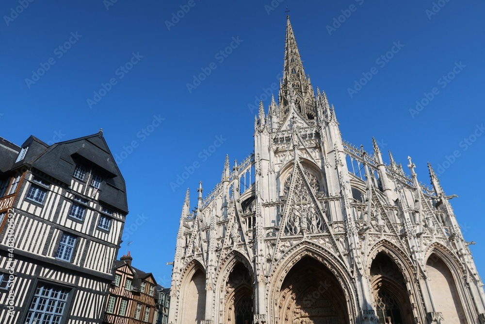 Fototapeta premium Vieille ville de Rouen en Normandie, église Saint-Maclou et maison à colombage sur la place Barthélémy (France)