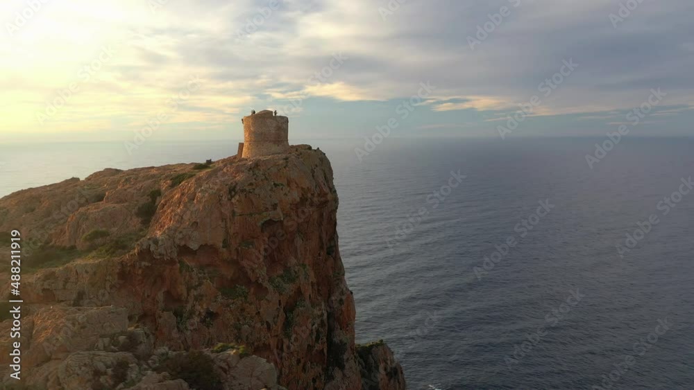 Vue aérienne de drone vertigineuse du Capo Rosso (Capu Rossu) en Corse près de Piana, 4K 25 fps - Aerial drone view of the Capo Rosso, Corsica