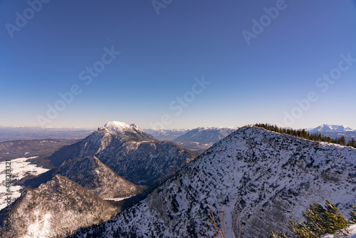 Ausblick ins Gebirge im Winter