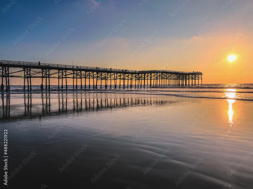 Fototapeta premium sunset at crystal pier