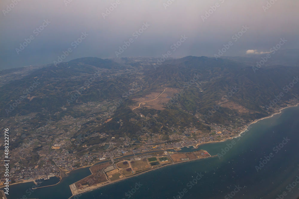 Obraz premium Overcast aerial view of the downtown cityscape