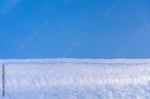 青空に水平な飛行機雲