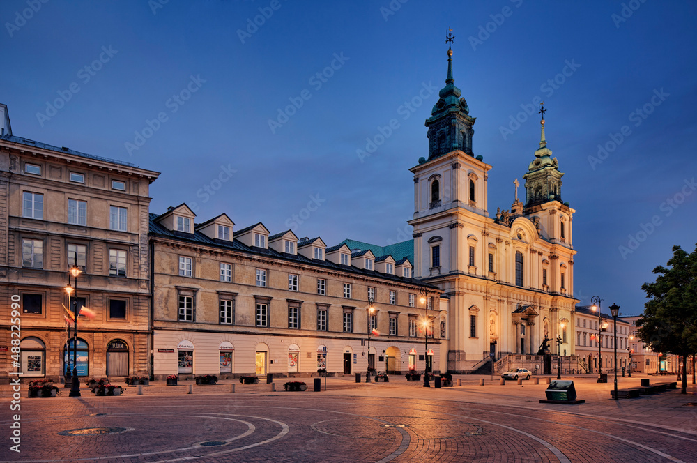 Warszawa nocą Kościół Świętego Krzyża w Warszawie i Krakowskie Przedmieście