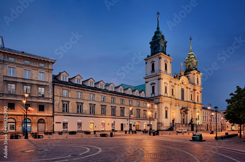 Warszawa nocą Kościół Świętego Krzyża w Warszawie i Krakowskie Przedmieście
