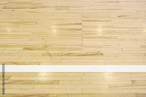 体育館の床と白い線