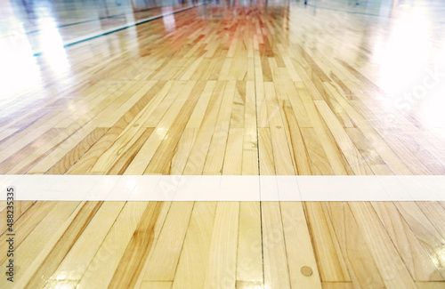 体育館の床と白い線 © YY apartment