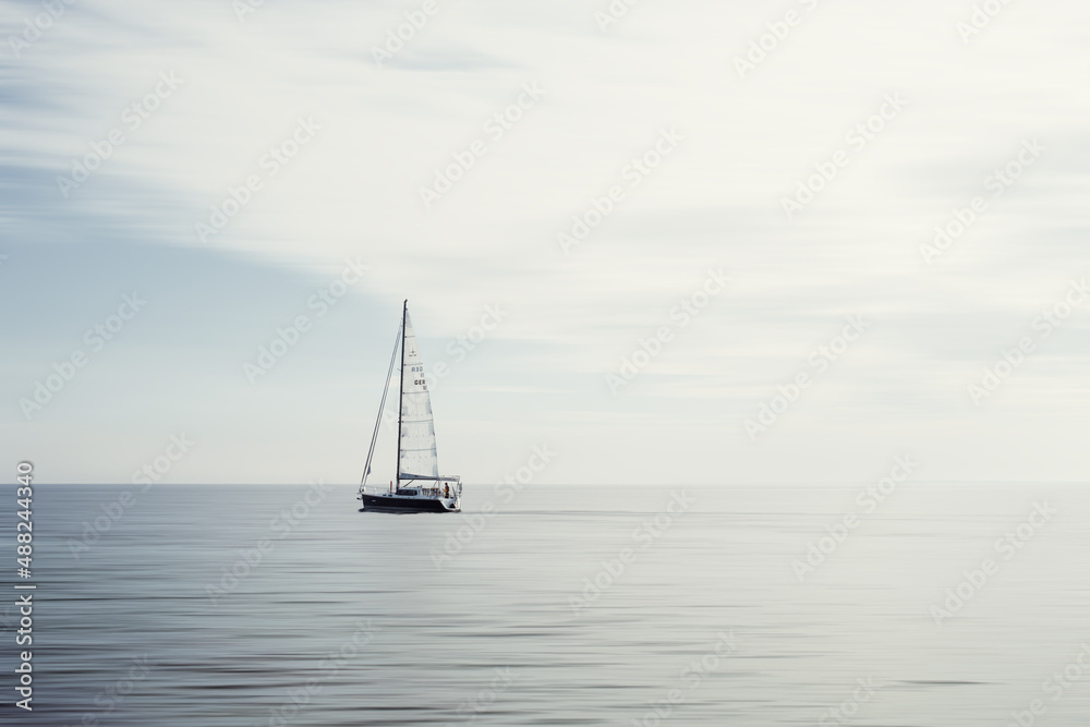 Segelboot auf dem Meer bei ruhigem Wasser