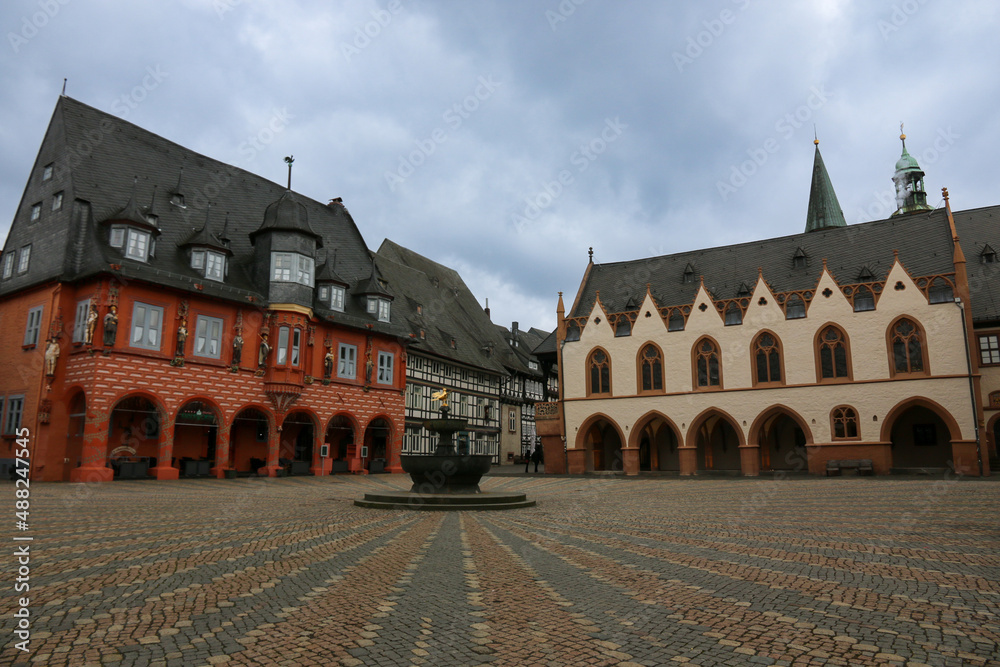 Der historische Marktplatz in Goslar mit mittelalterlichem Marktbrunnen, Rathaus und Gildehaus