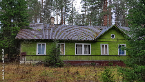 A lone house among trees © Анастасия Старченко