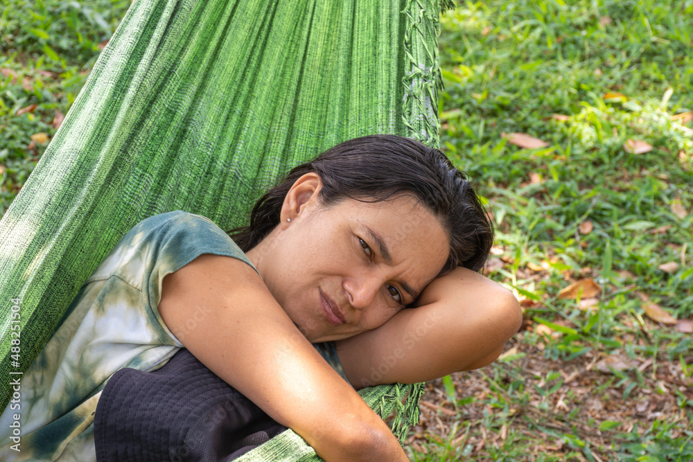 Mulher pensativa relaxando na rede Mulher pensativa relaxando na rede