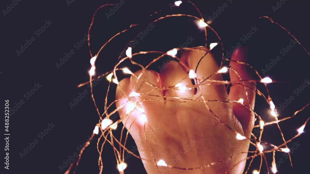 Manos con guirnalda de luces