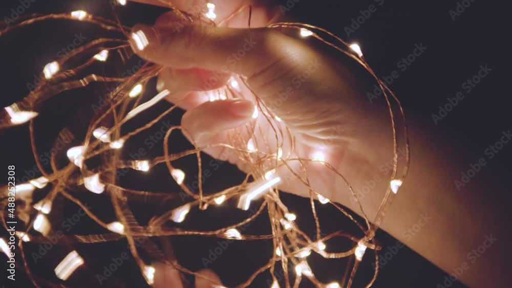 Manos con guirnalda de luces