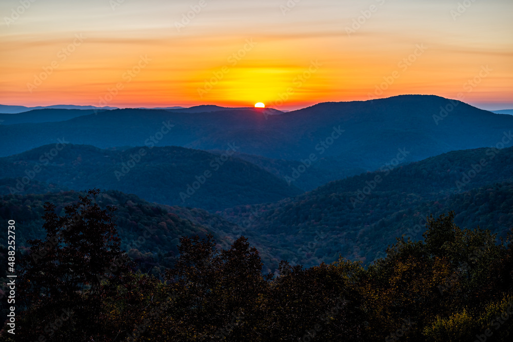 Obraz premium Autumn season foliage with sunrise morning at Highland Scenic highway 150 road in West Virginia Monongahela National Forest Appalachian Mountains