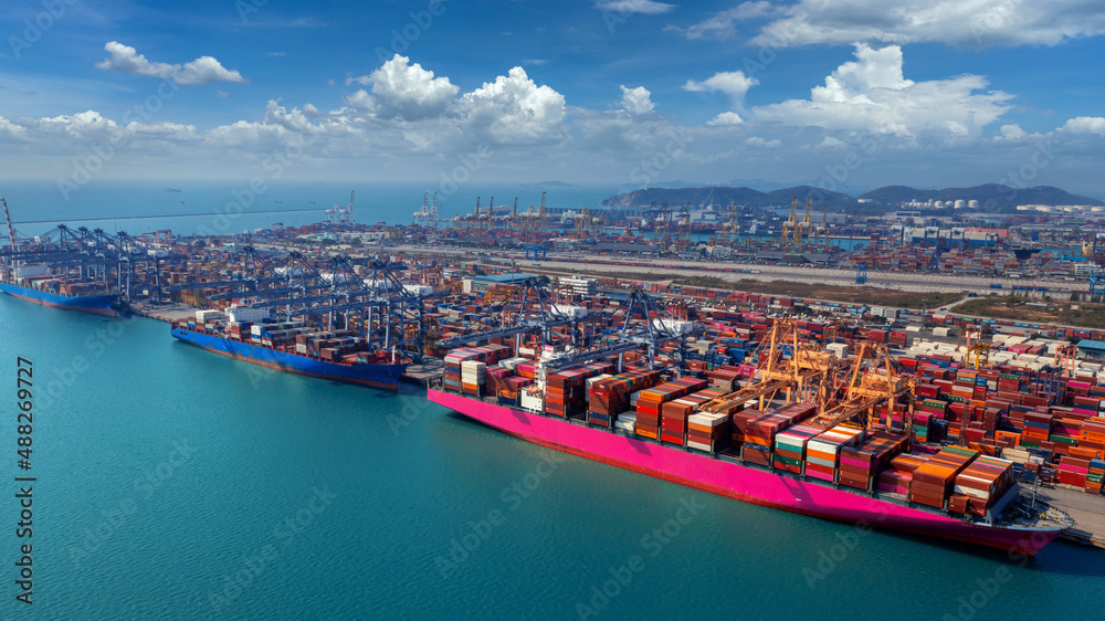 Obraz premium Aerial view of cargo ship and cargo container in harbor.