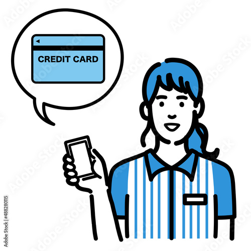 スマホを持ってクレジットカードの説明をしているコンビニ店員の若い女性 