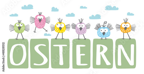 Ostern kommt! Bunte Vögel sind angekommen und landen auf Buchstaben, Hand Zeichnung