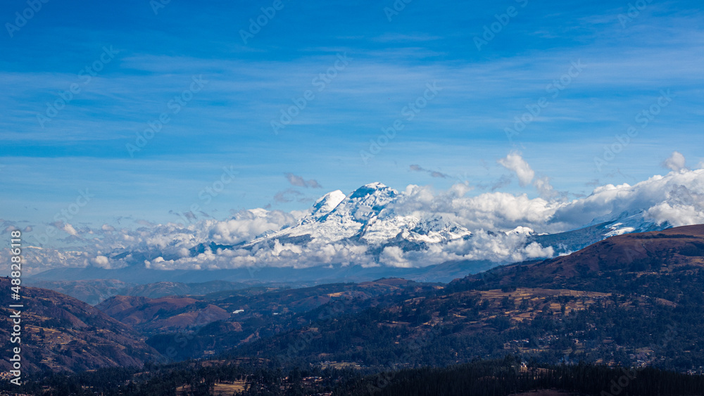 Vista del Nevado de Huascarán desde la capital de Huaraz- Ancash - Perú