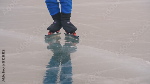 Cuadro en lienzo The child train on ice speed skating