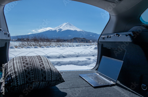 車中でのリモートワーク（ワーケーション）イメージ　積雪した富士山の麓で　remote working in the car at the foot of mount Fuji in winter