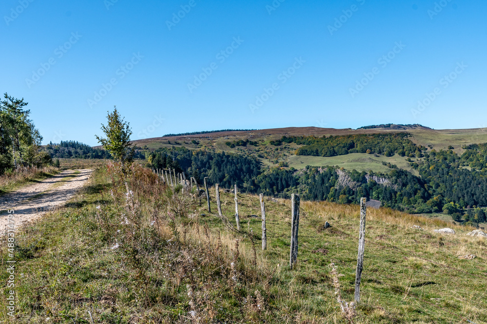 Superbe paysage avec vue sur une vallée glaciaire au bord du chemin de randonnée du signal du Luguet en Auvergne