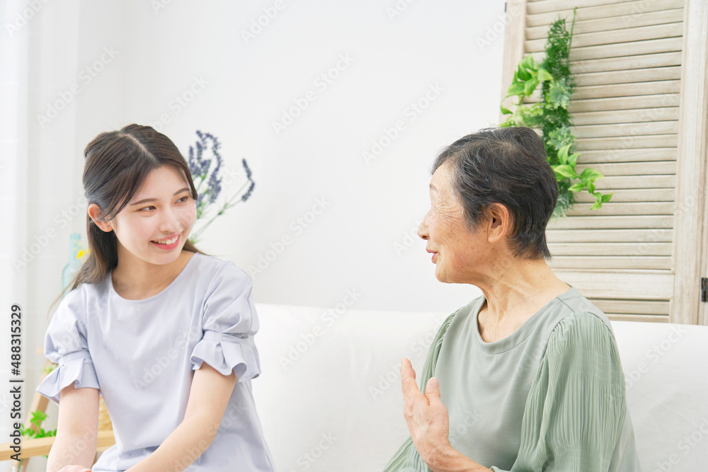 孫と祖母　会話　リビング